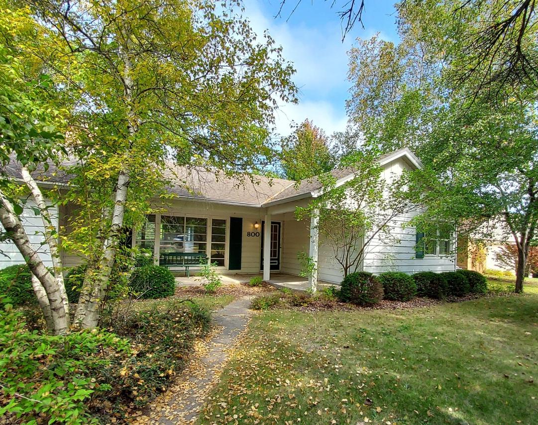 800 E Hermitage Rd, Bayside, WI 53217