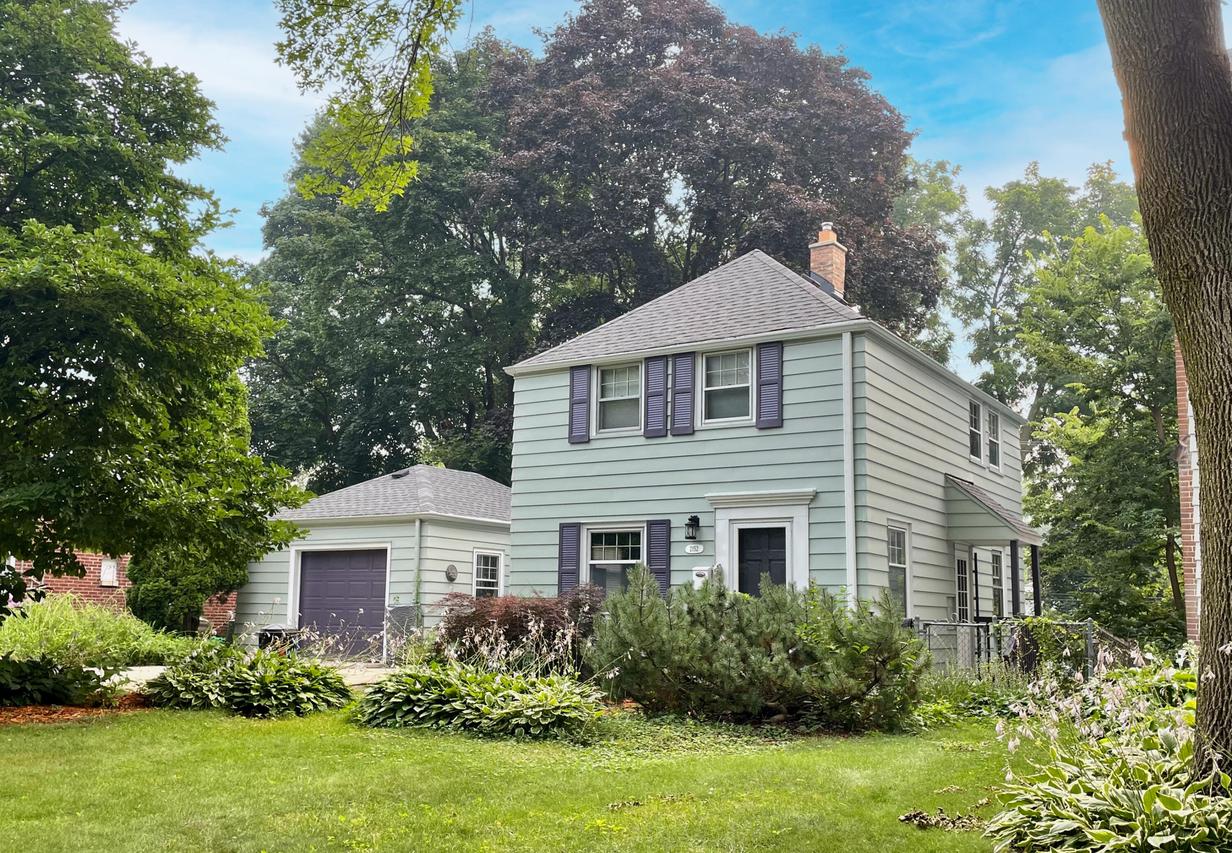 2152 N 74th St, Wauwatosa, WI 53213