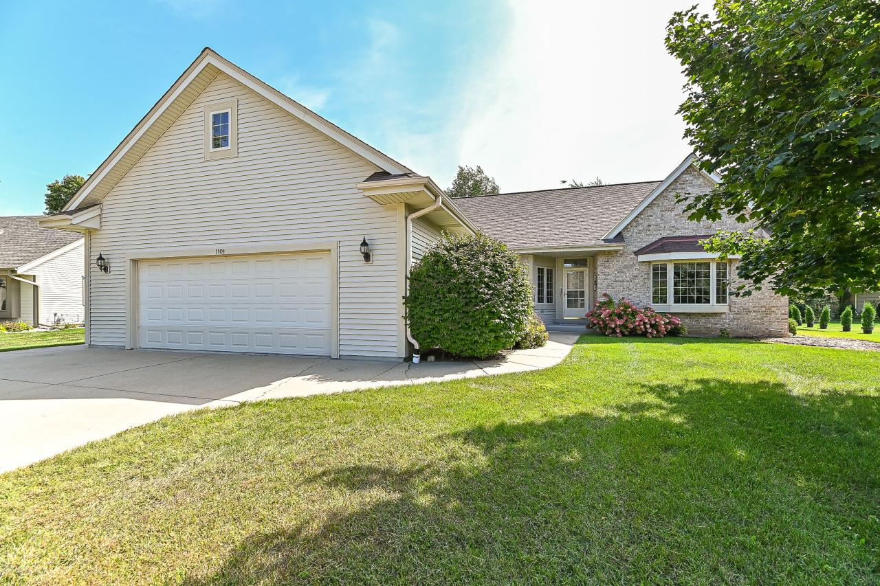 1101 Niagara Rd, Oconomowoc, WI 53066