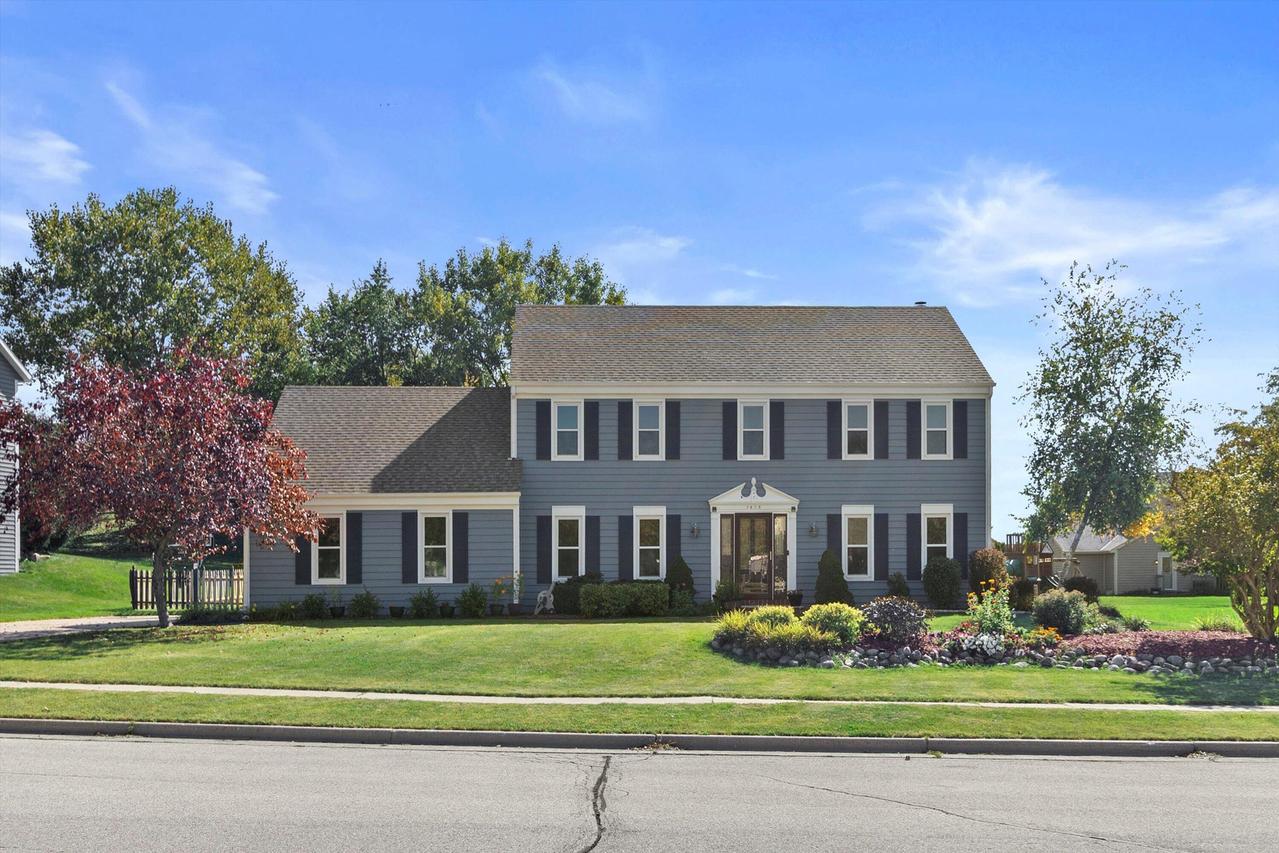 1070 Hillwood Blvd, Pewaukee, WI 53072