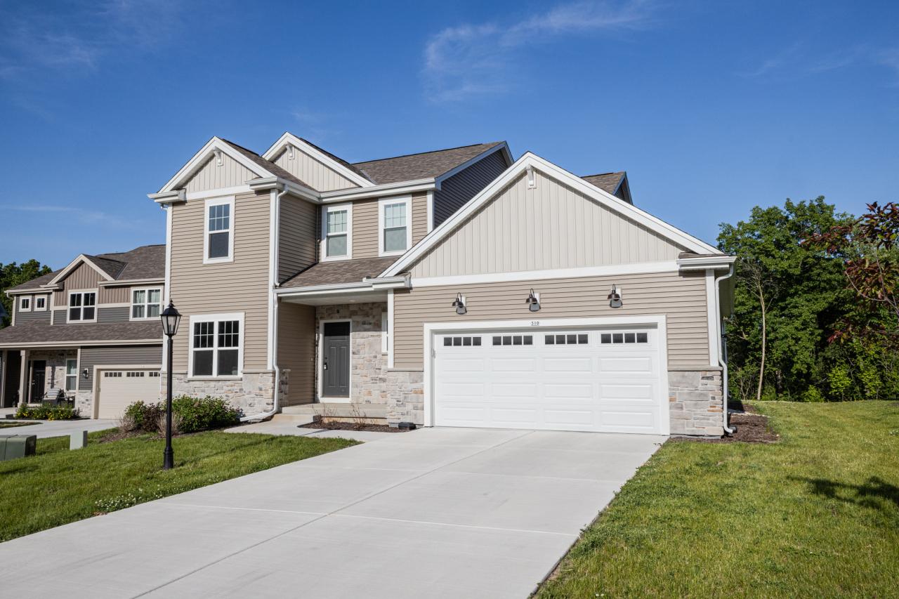 310 Paradise Ct, Hartland, WI 53029