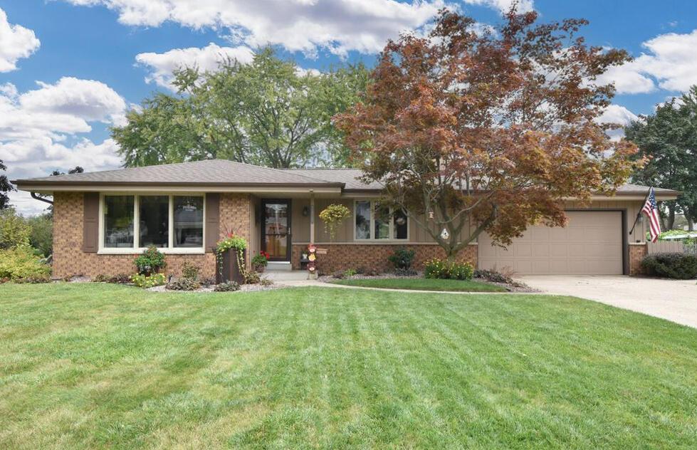 7920 S Mission Dr, Franklin, WI 53132