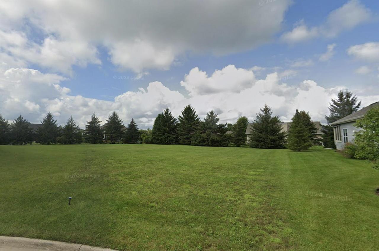 511 Woodlawn Ct #F, Williams Bay, WI 53191
