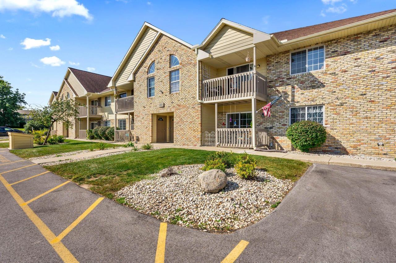 4821 Easy St #8, Delafield, WI 53029