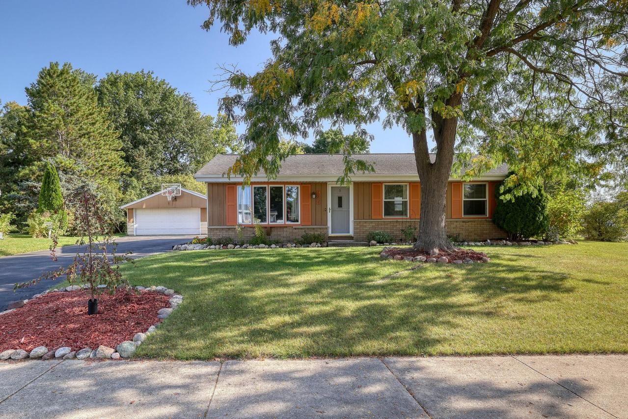 925 Lenora Ct, West Bend, WI 53090