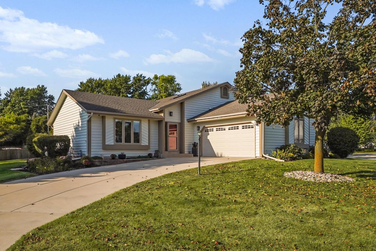 N77W15736 Crossway Dr, Menomonee Falls, WI 53051