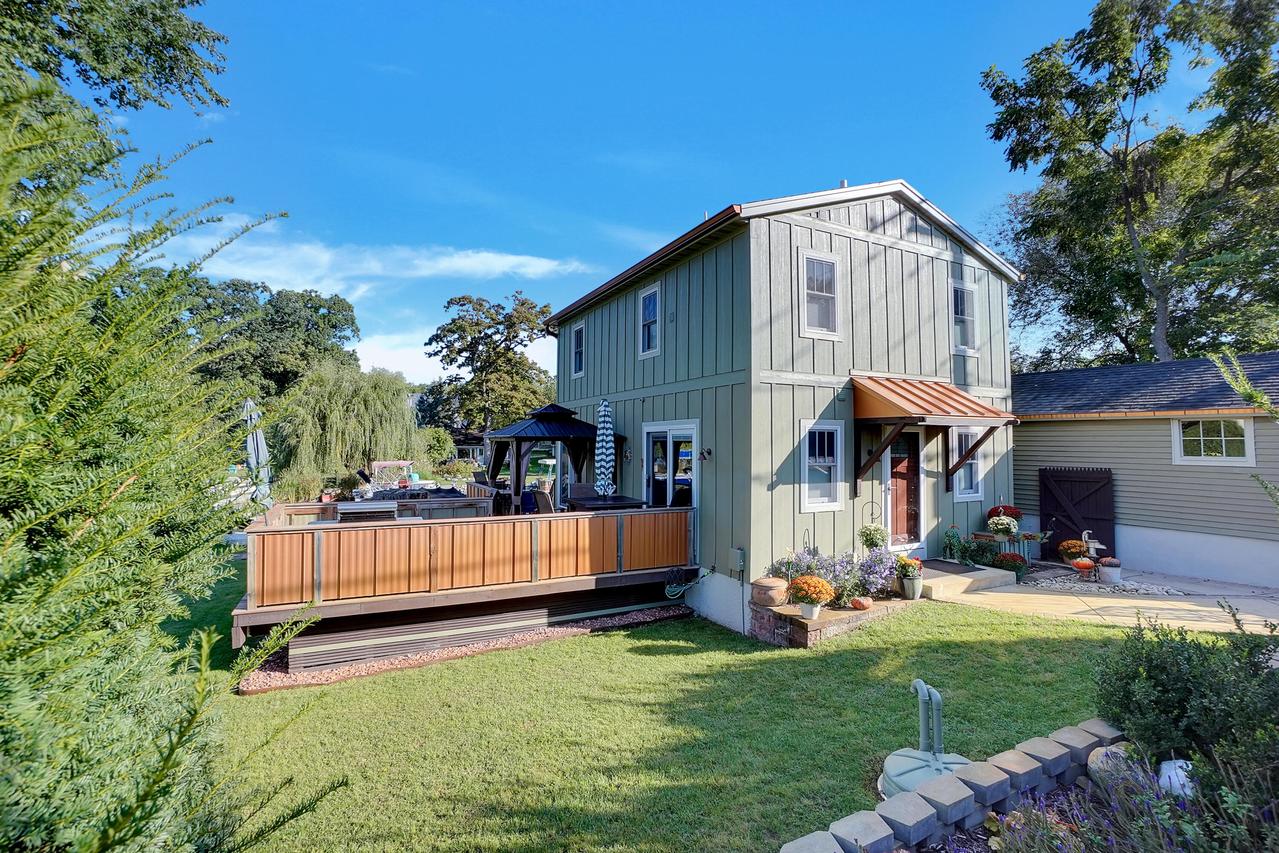 34118 Delafield Rd, Summit, WI 53066