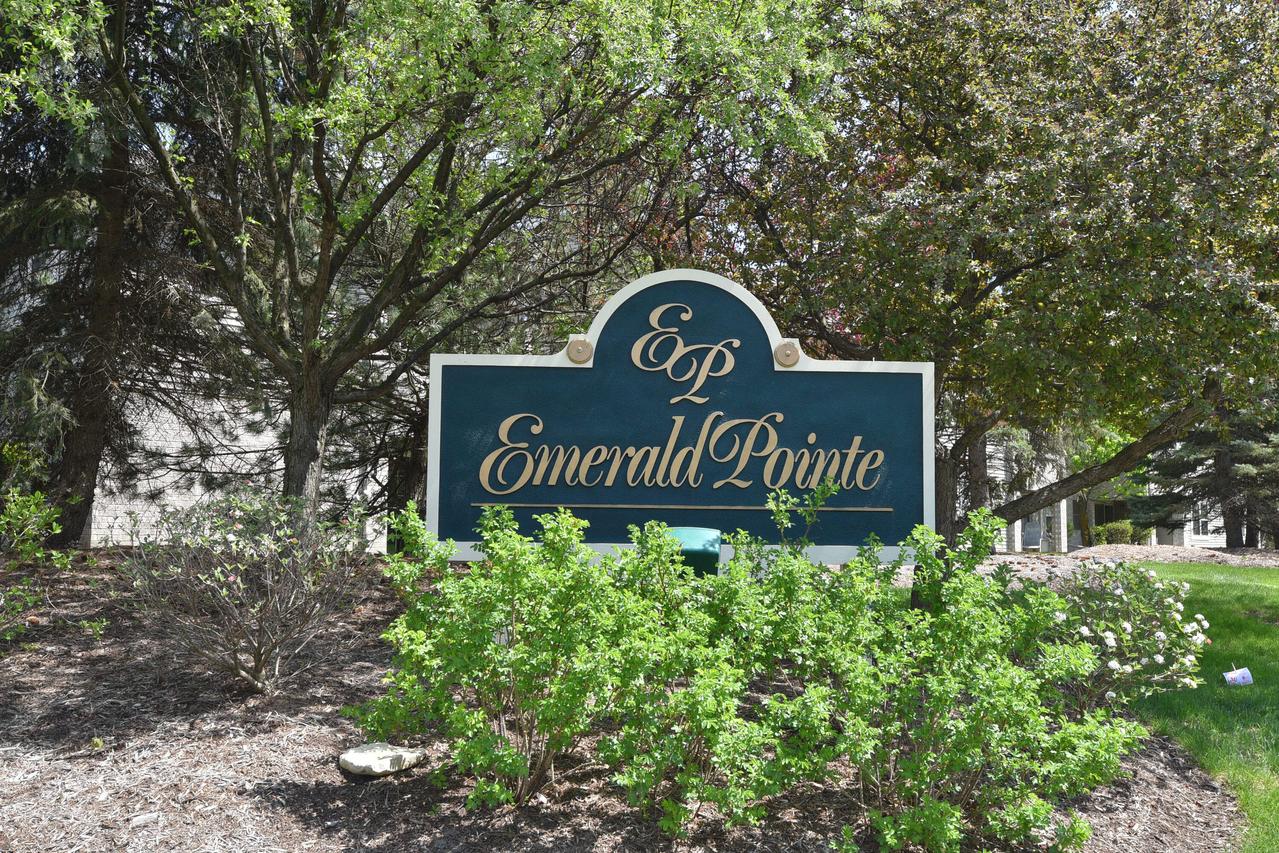 18525 Emerald Cir, Brookfield, WI 53045