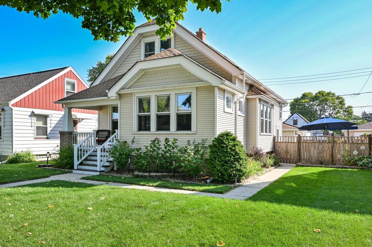 3912 S Troy Ave, Saint Francis, WI 53235