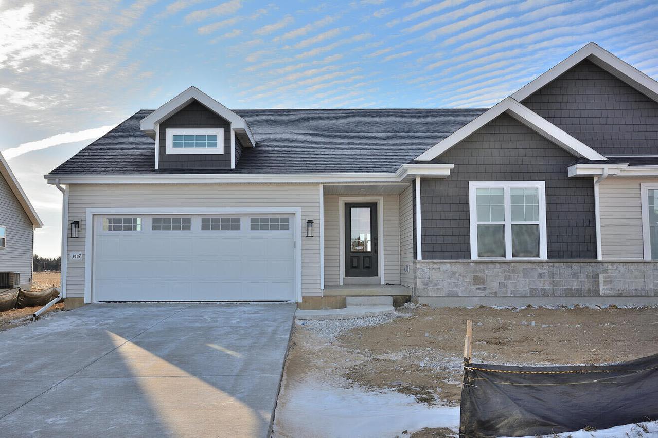 1007 Elderberry Rd, Oconomowoc, WI 53066