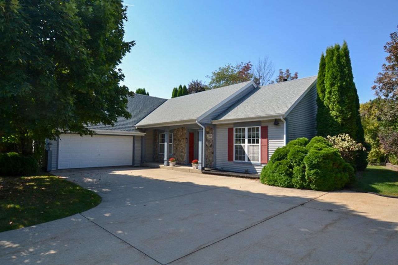 7117 W Woodbury Dr, Franklin, WI 53132