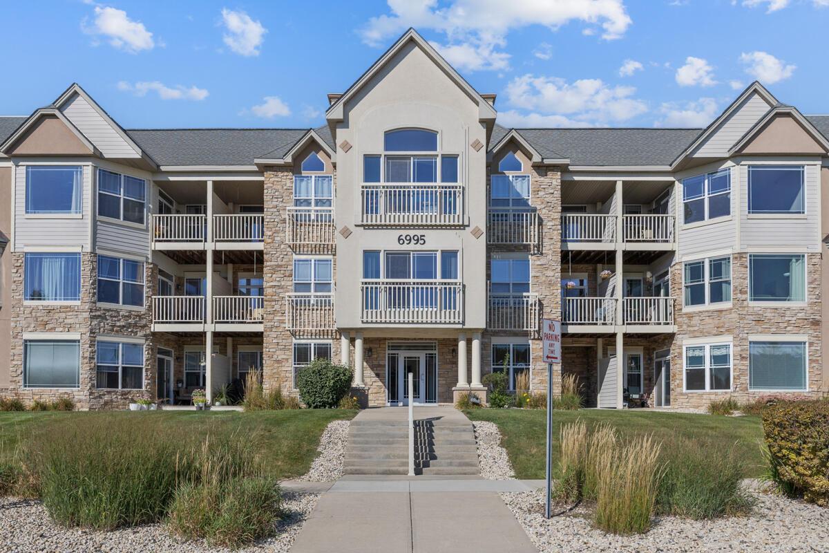 6995 S Riverwood Blvd #S-301, Franklin, WI 53132