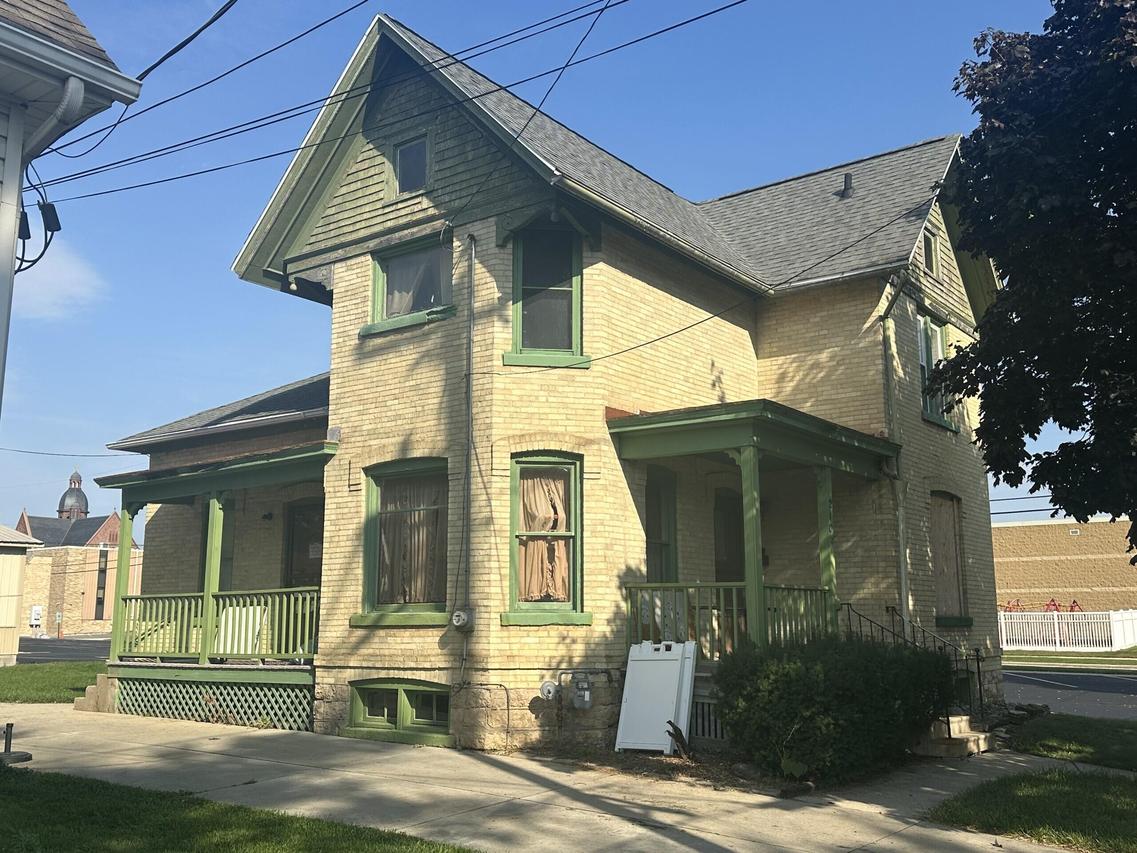 210 N 8th St, Watertown, WI 53094