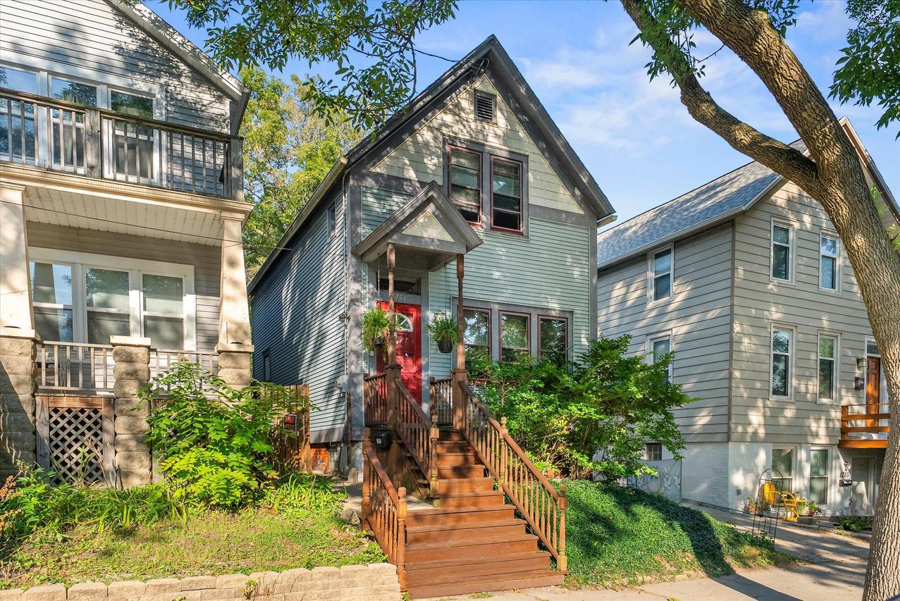 1751 N Franklin Pl, Milwaukee, WI 53202