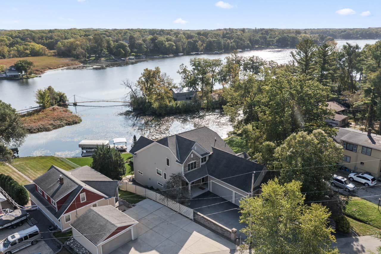 6507 Willow Ct, Waterford, WI 53185