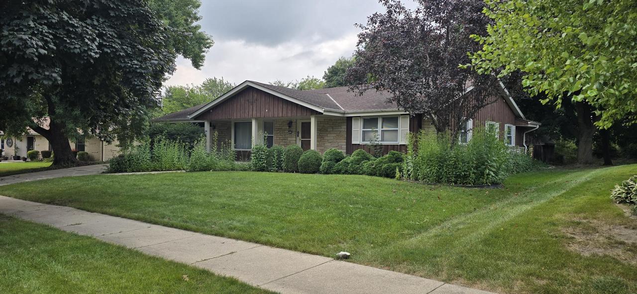 7975 S Wynbrook Ct, Oak Creek, WI 53154