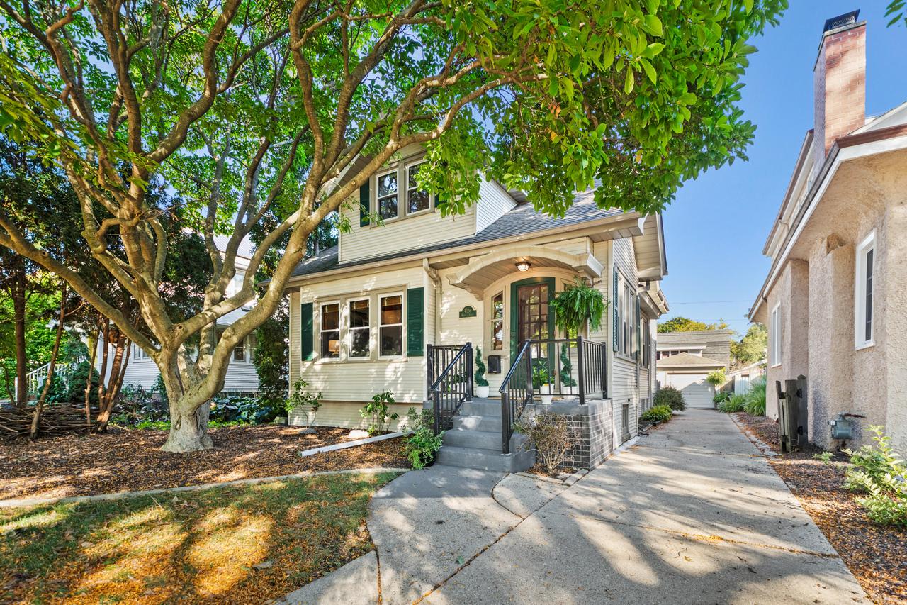 4056 N Farwell Ave, Shorewood, WI 53211