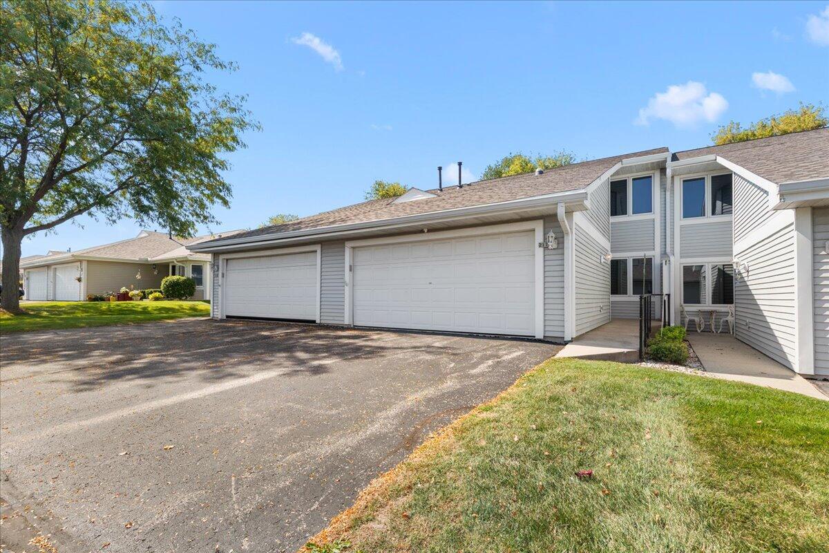 217 Hartford Sq, Hartford, WI 53027