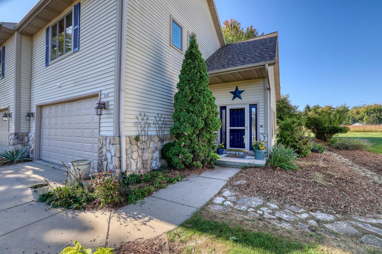 688 Summer Creek, Oconomowoc, WI 53066