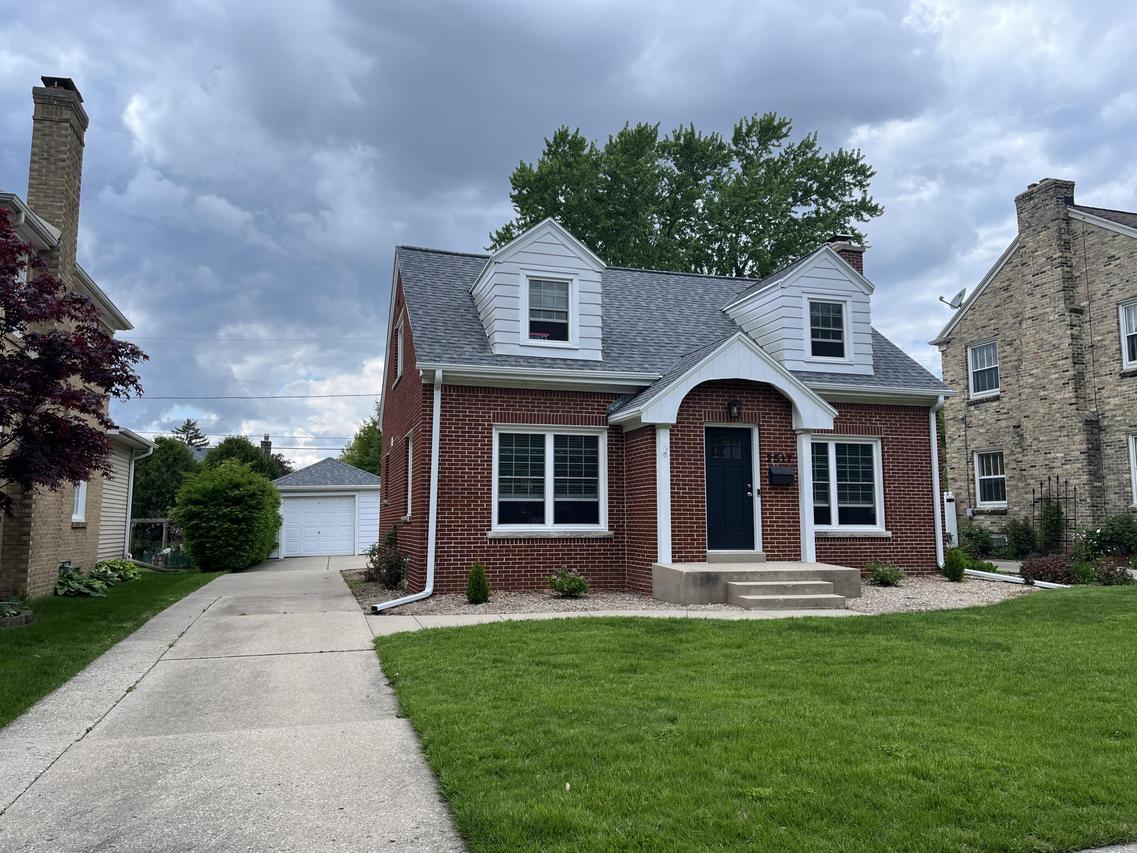 2517 N 82nd St, Wauwatosa, WI 53213
