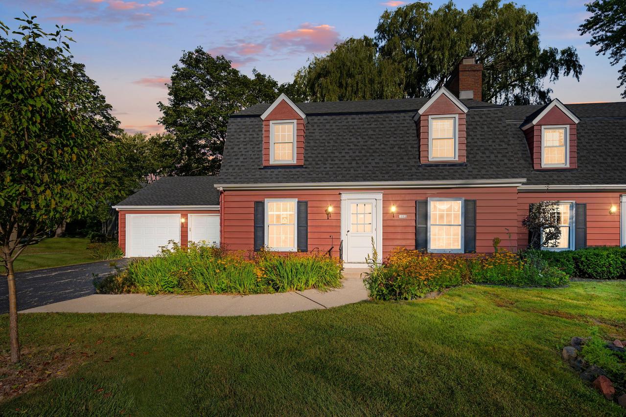 1012 W Cedar Ridge, Mequon, WI 53092