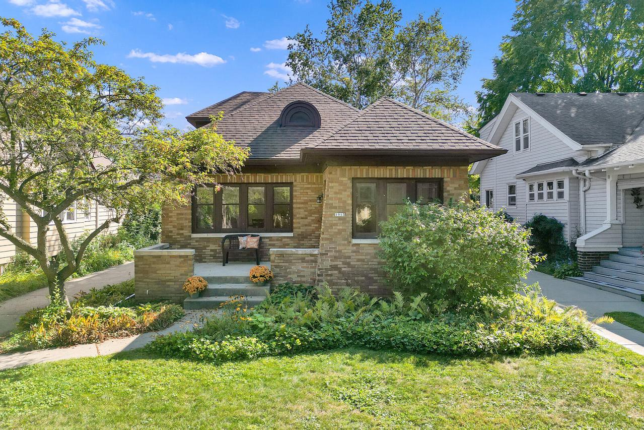 1913 E Beverly Rd, Shorewood, WI 53211