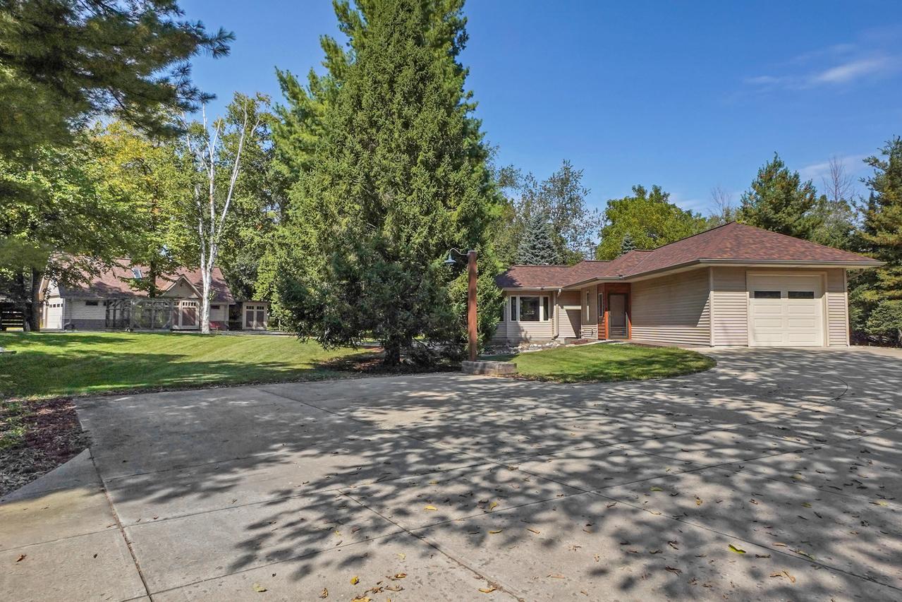 1470 Allen Rd, Oconomowoc, WI 53066