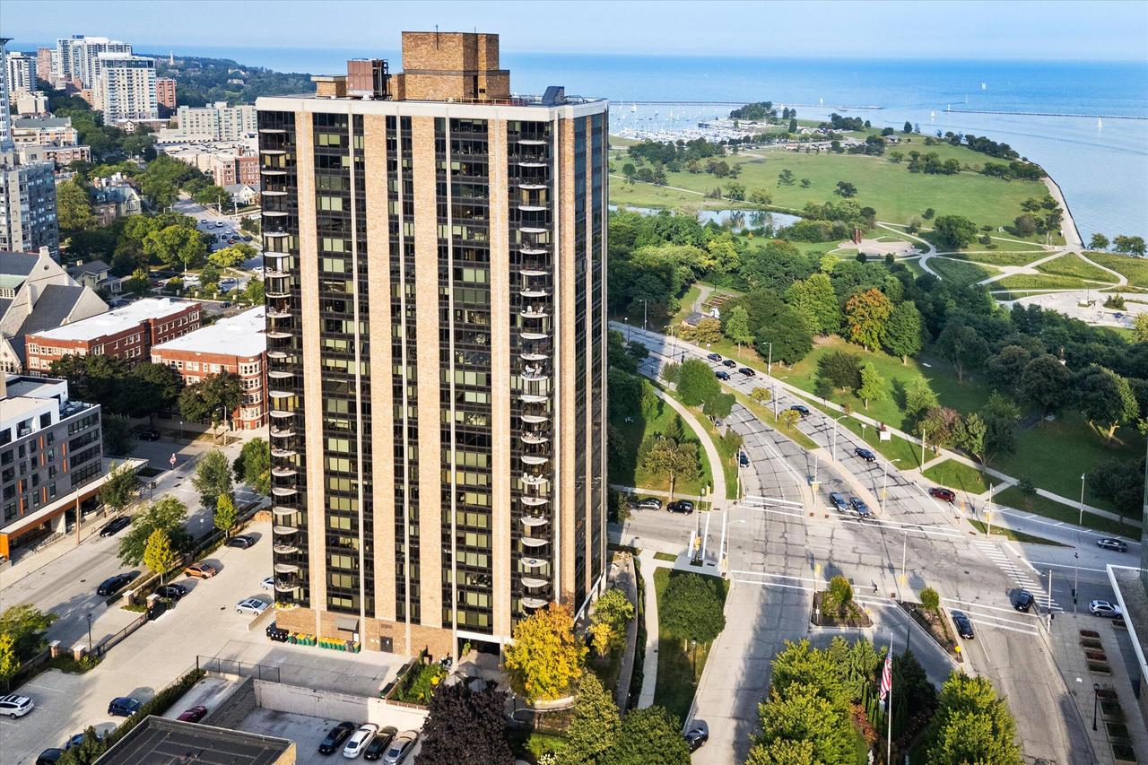 929 N Astor St #405, Milwaukee, WI 53202
