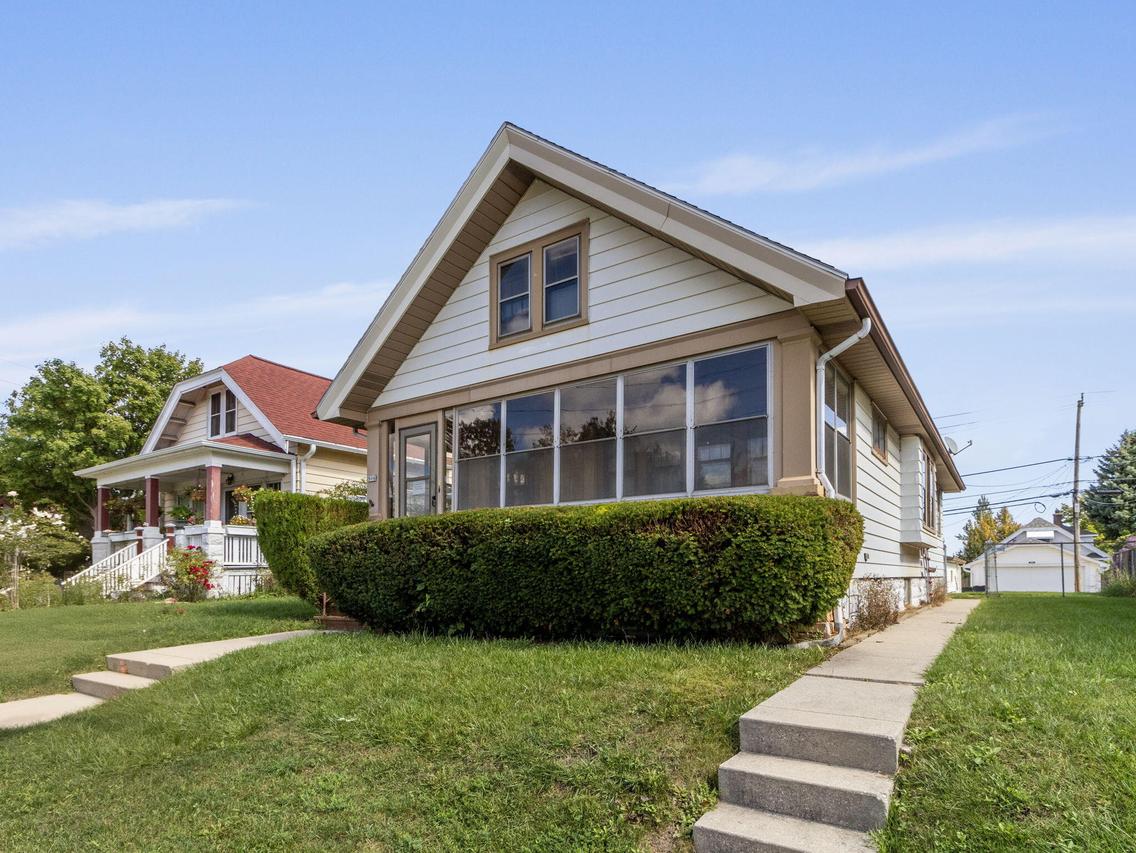906 S 58th St, West Allis, WI 53214