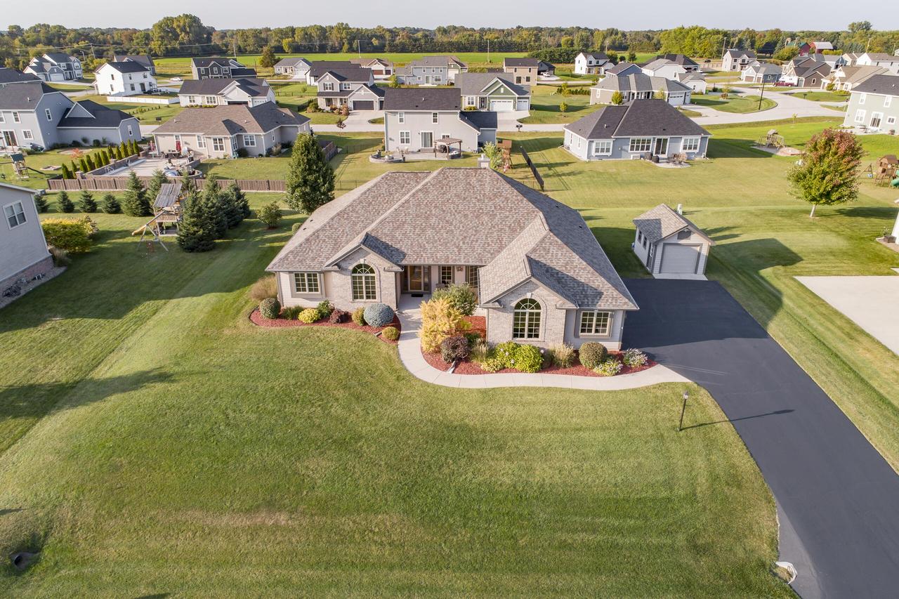 616 N Buth Rd, Dousman, WI 53118