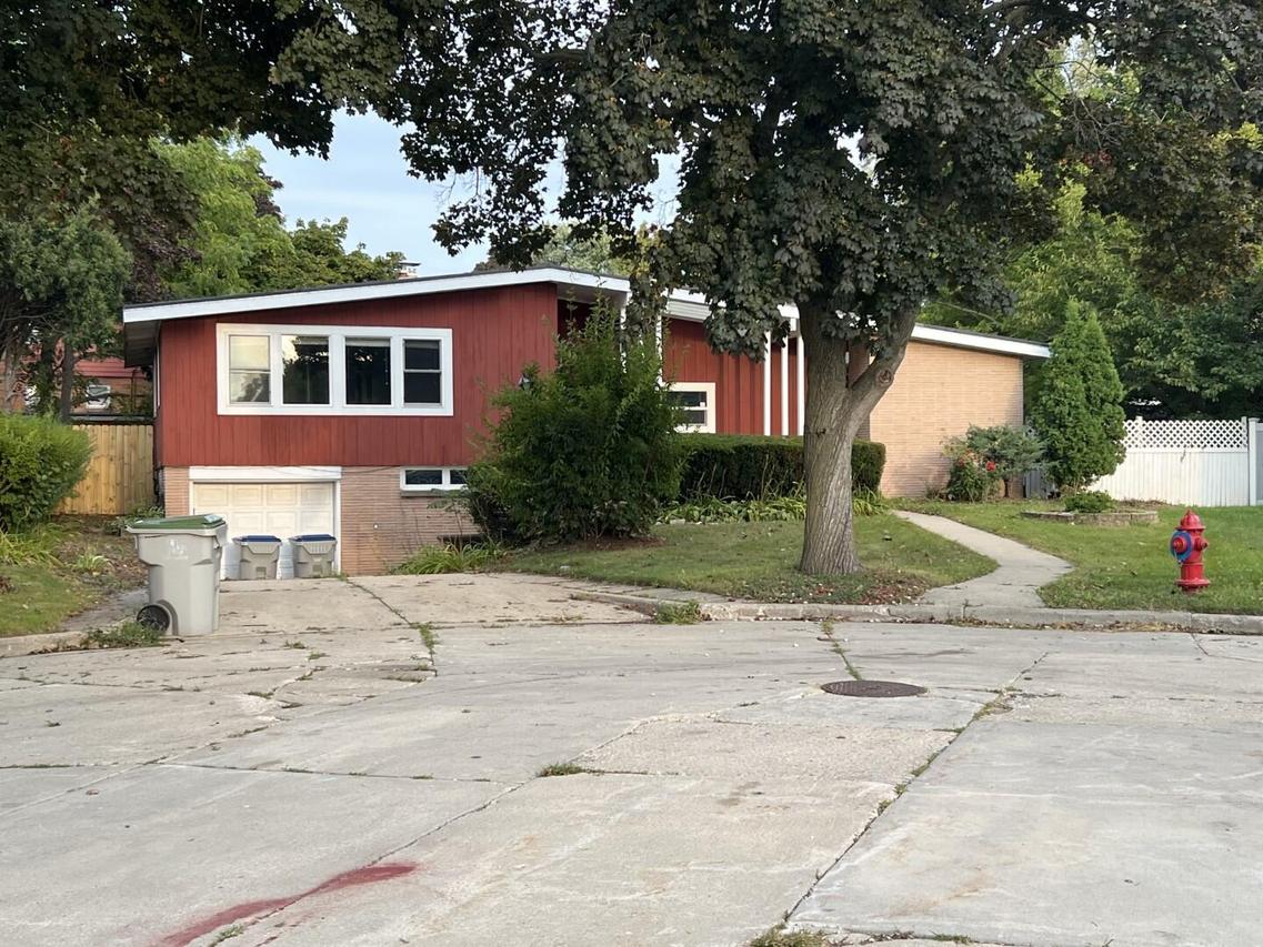 10063 W Grantosa Dr, Milwaukee, WI 53222