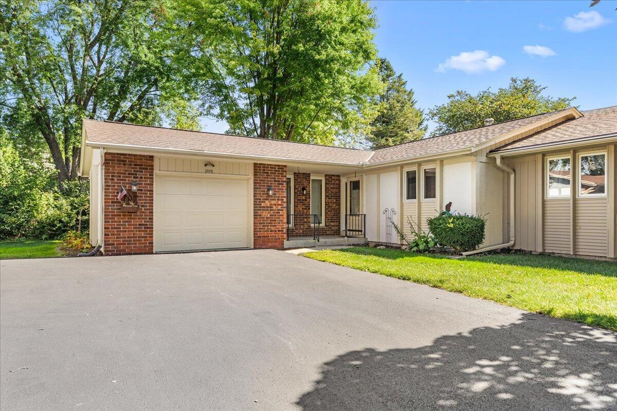 707 Tamarack Dr, West Bend, WI 53095