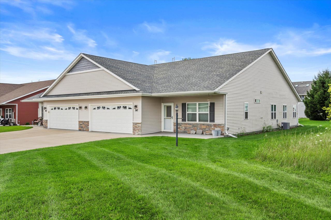 747 Prairie Gdns, Kewaskum, WI 53040