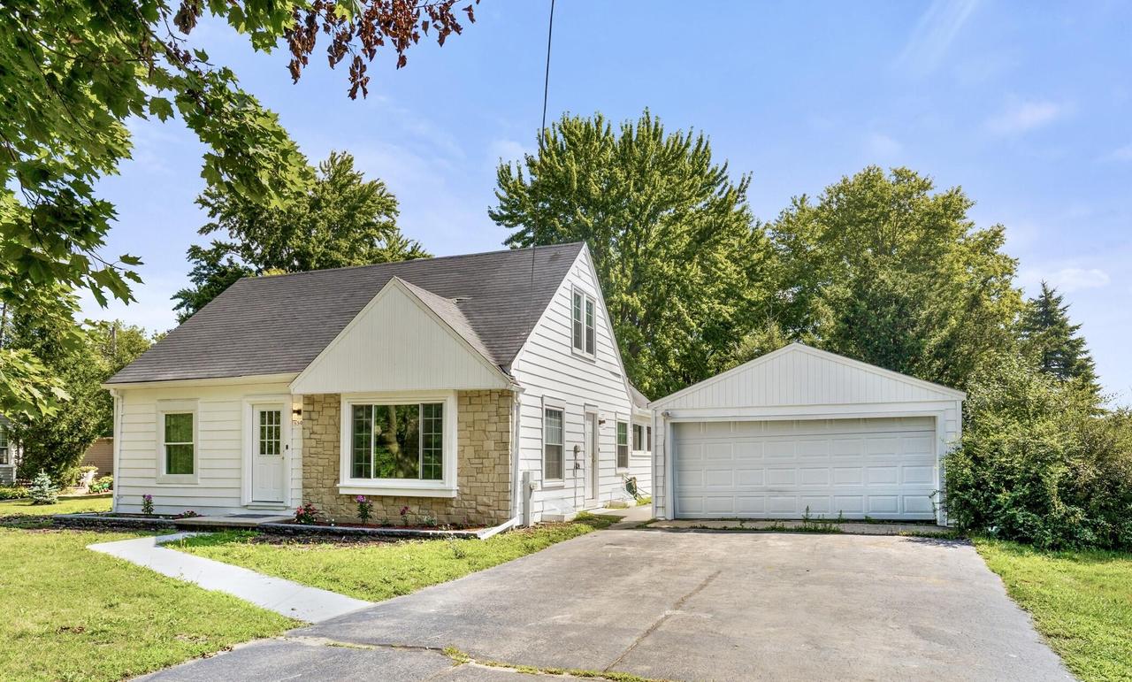 550 N Riverside Dr, Saukville, WI 53080