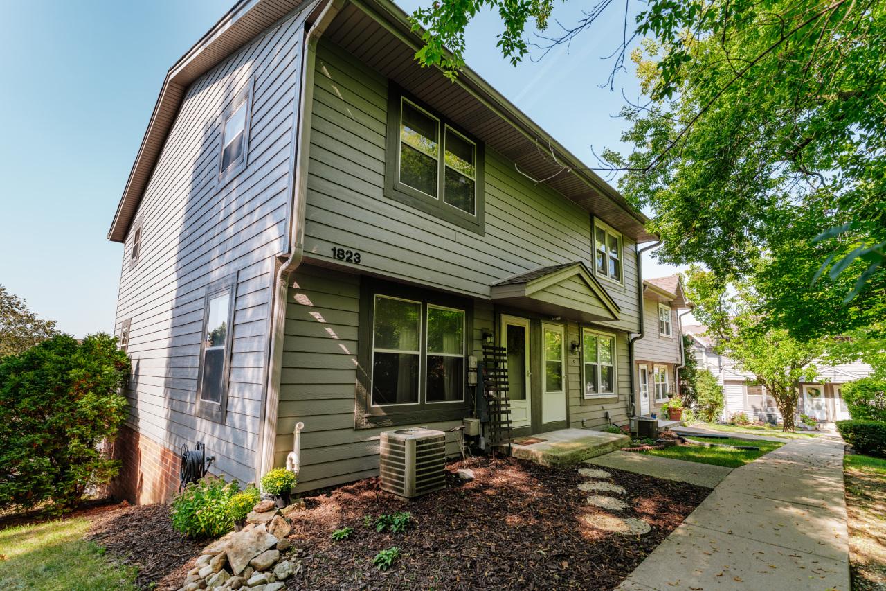 1823 Paramount Dr #D, Waukesha, WI 53186