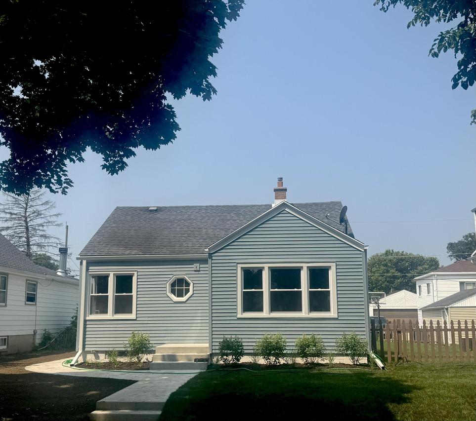 2433 S 74th St, West Allis, WI 53219