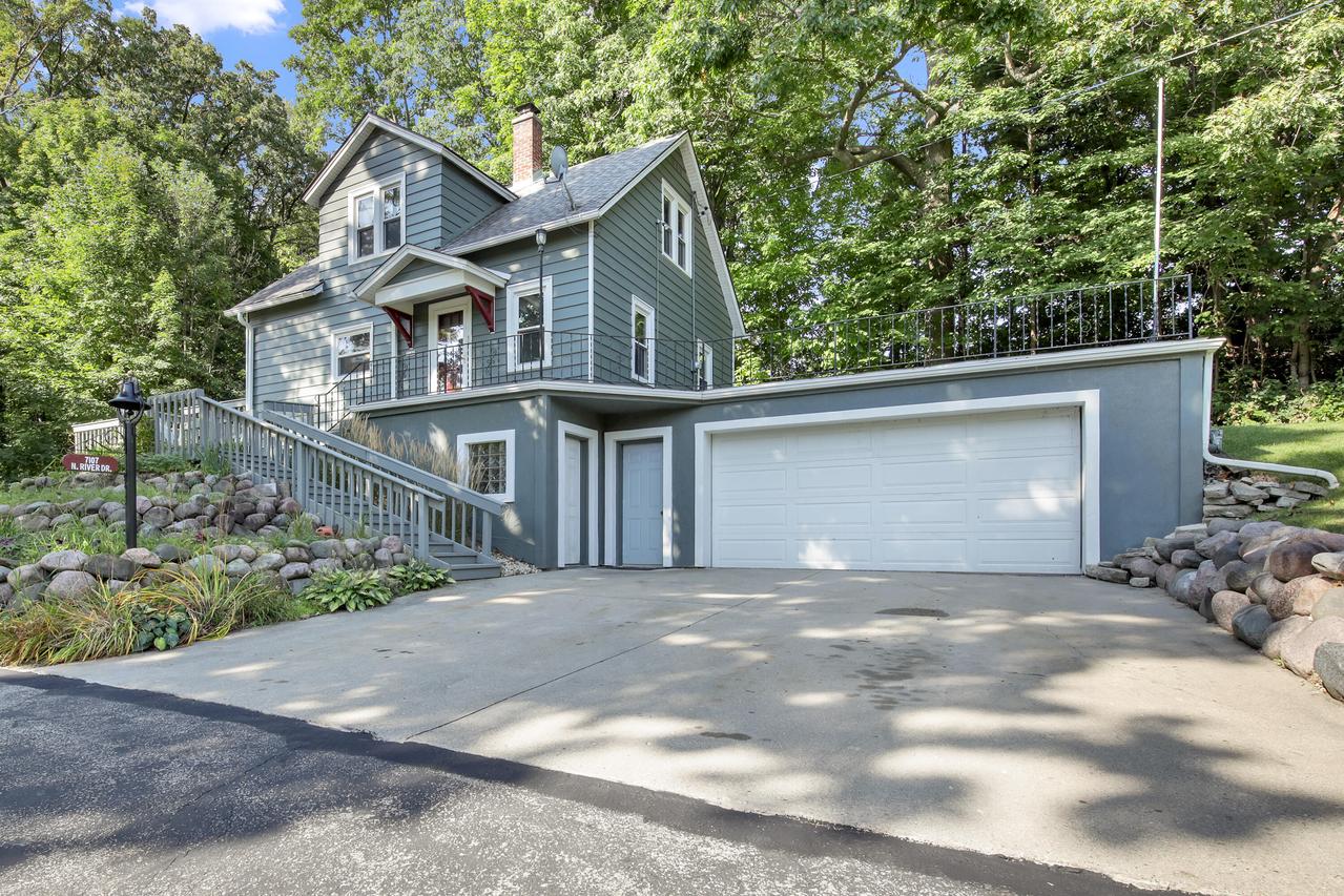 7107 N River Dr, Barton, WI 53090