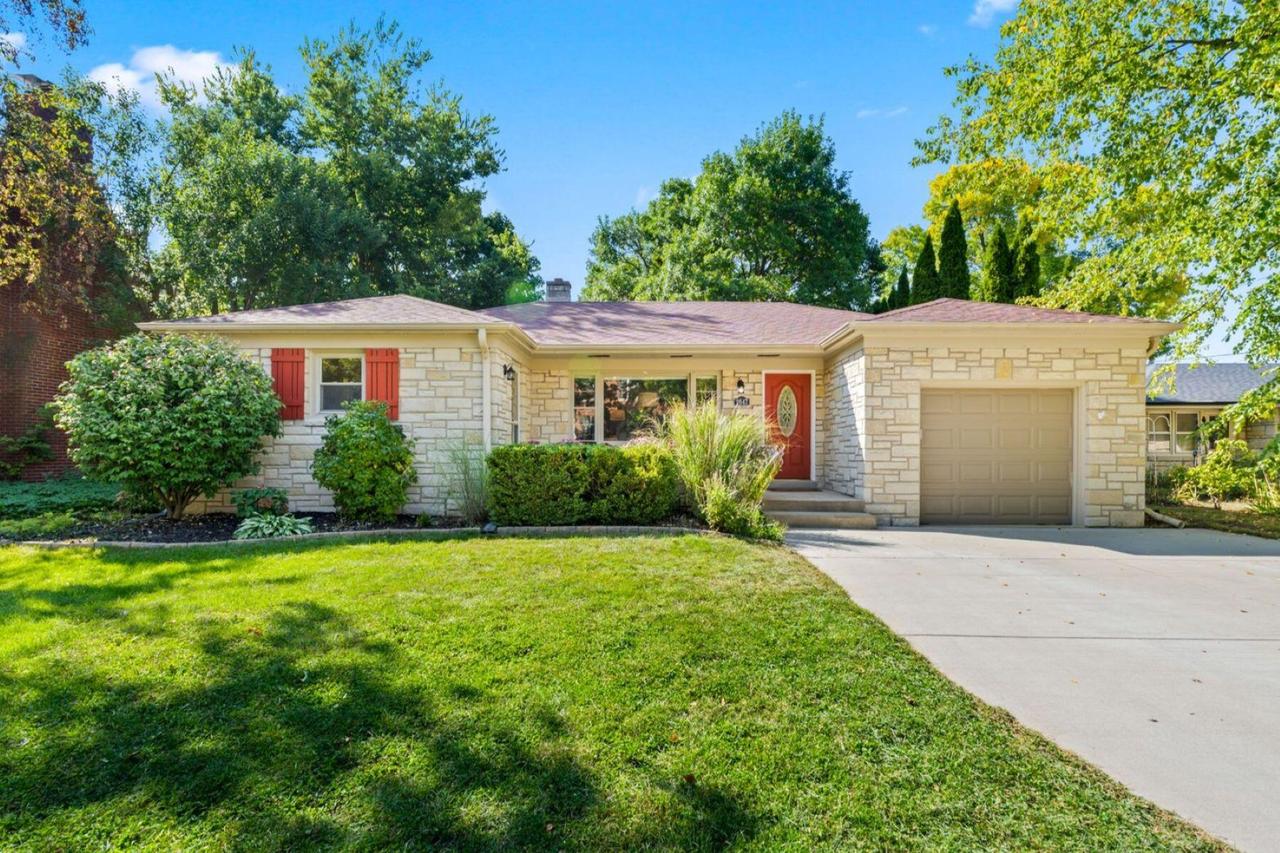 2647 N Swan Blvd, Wauwatosa, WI 53226