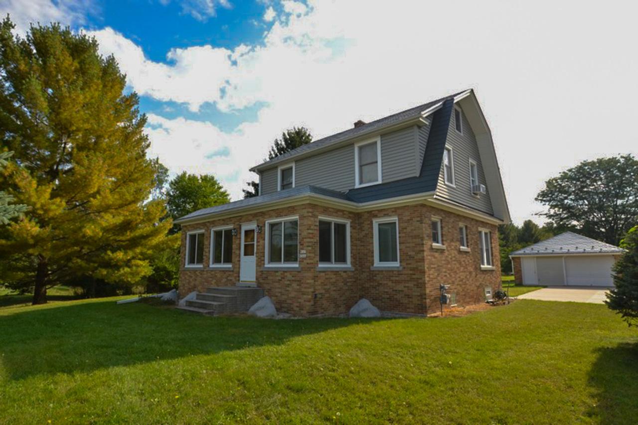 W265N2666 Meadowbrook Rd, Pewaukee, WI 53072