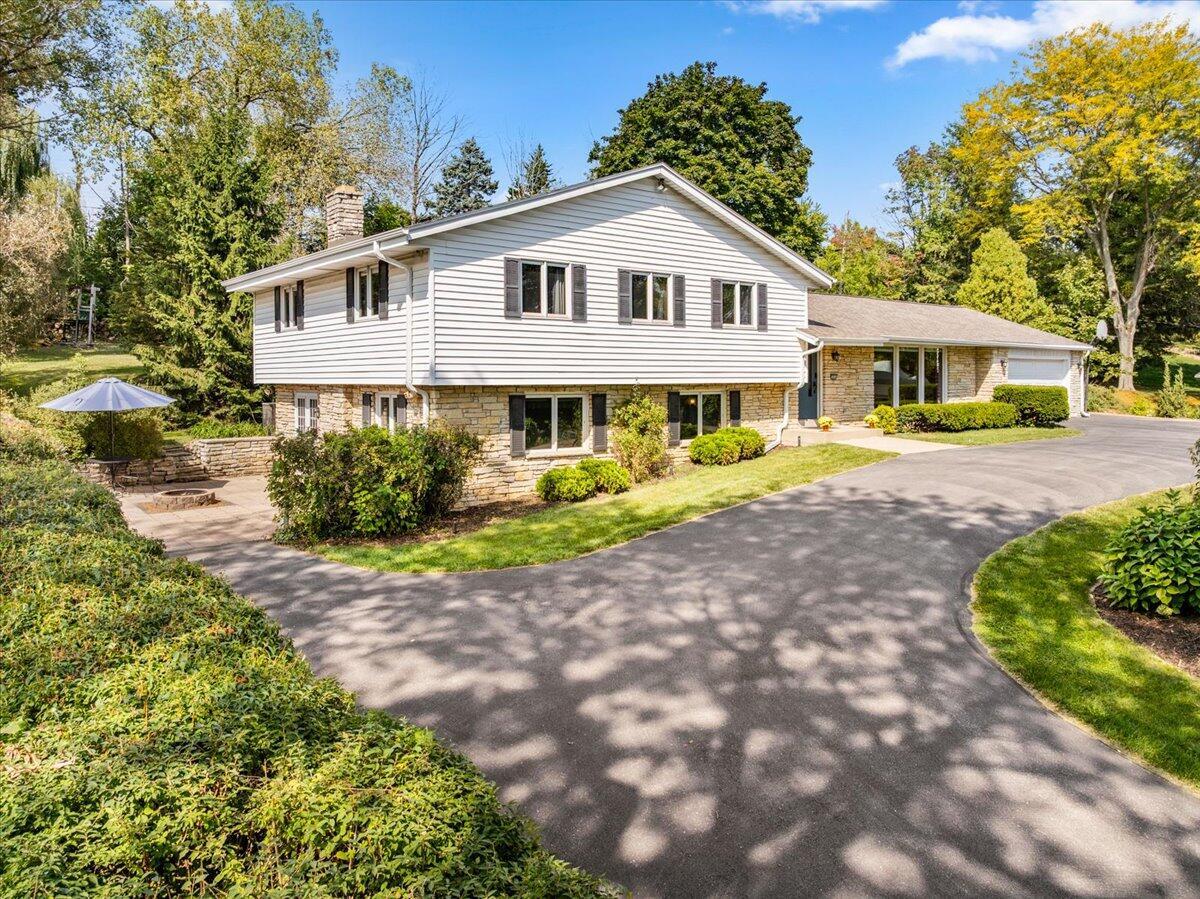 18660 Bonnie Ln, Brookfield, WI 53045