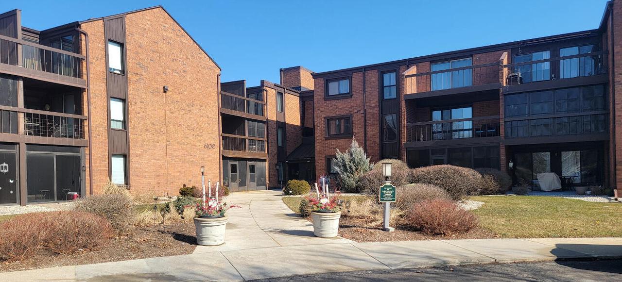 6100 W Stonehedge Dr #105, Greenfield, WI 53220