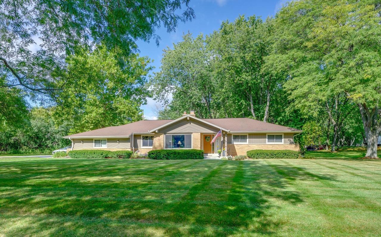 2820 W St James Ln, Mequon, WI 53092