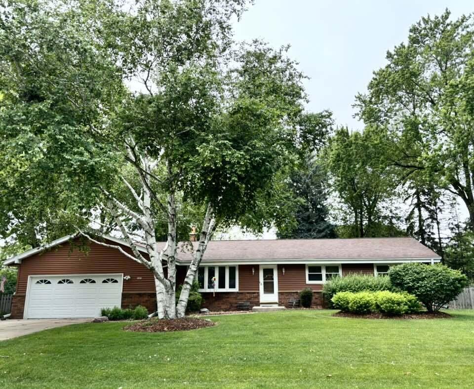 6415 N Atwahl Dr, Glendale, WI 53209