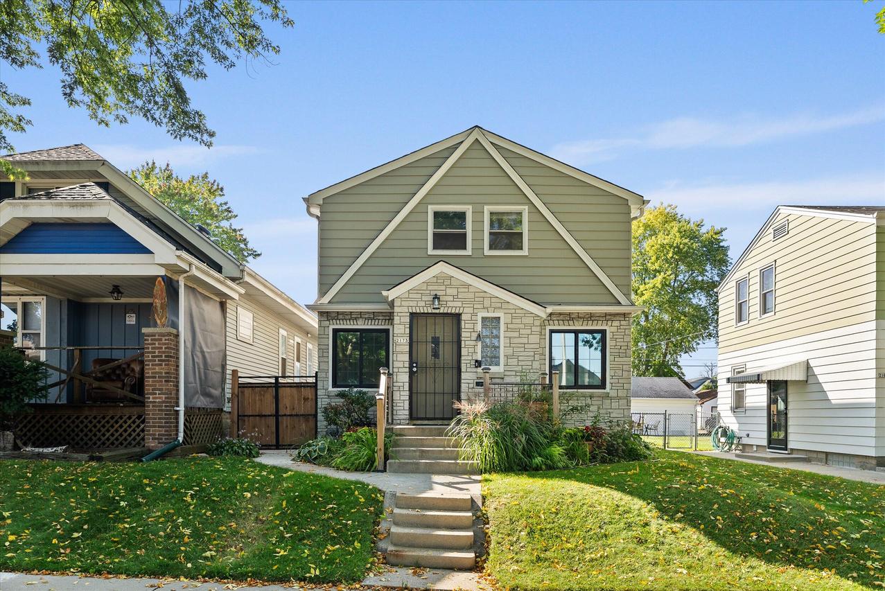 2173 S 61st St, West Allis, WI 53219