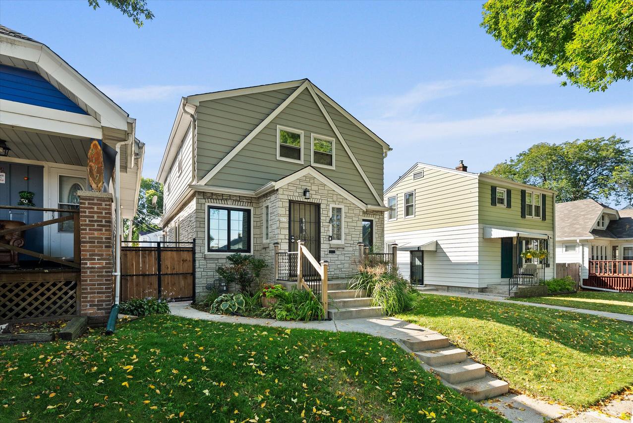2173 S 61st St, West Allis, WI 53219
