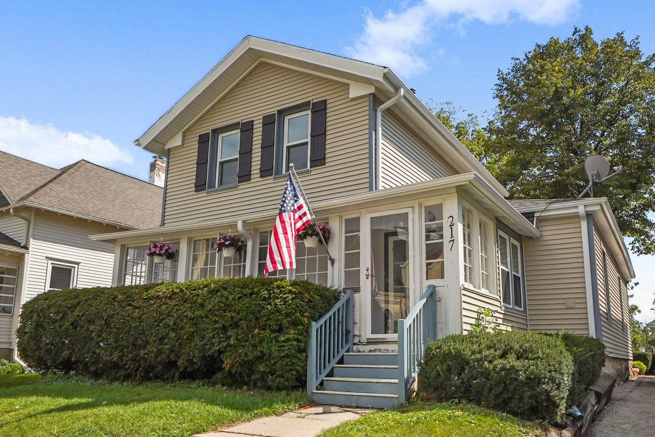 217 S Cross St, Oconomowoc, WI 53066
