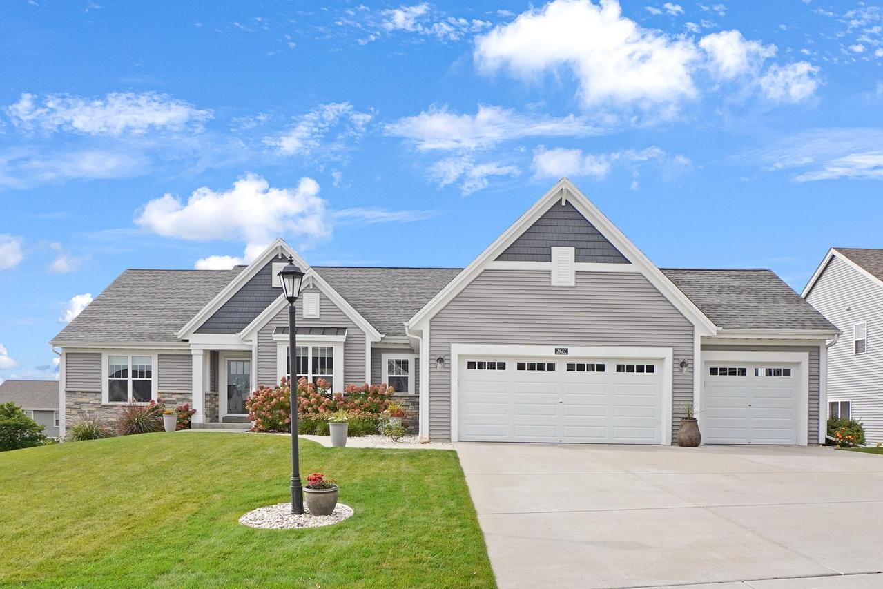 3637 Olde Howell Rd, Waukesha, WI 53188