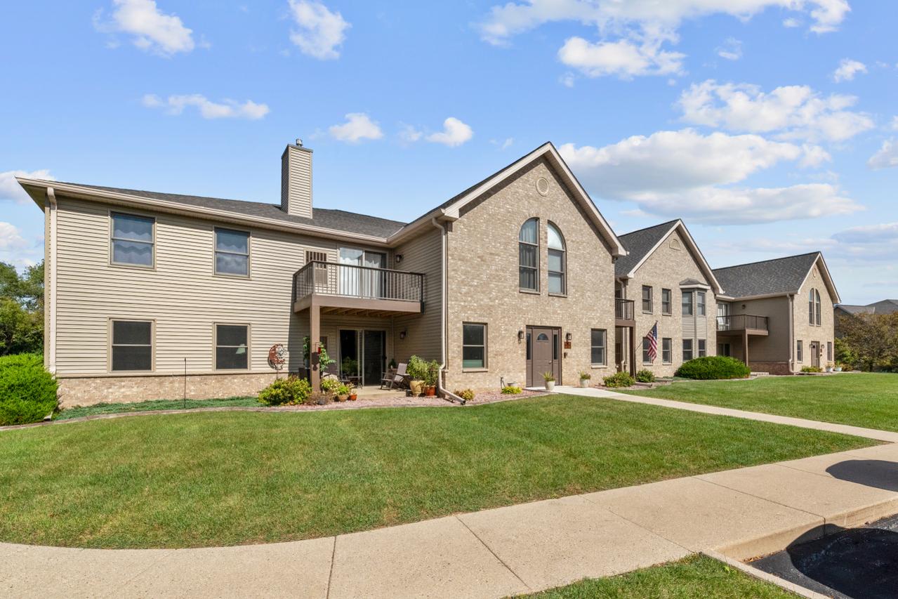 906 Oconomowoc Pkwy, Oconomowoc, WI 53066