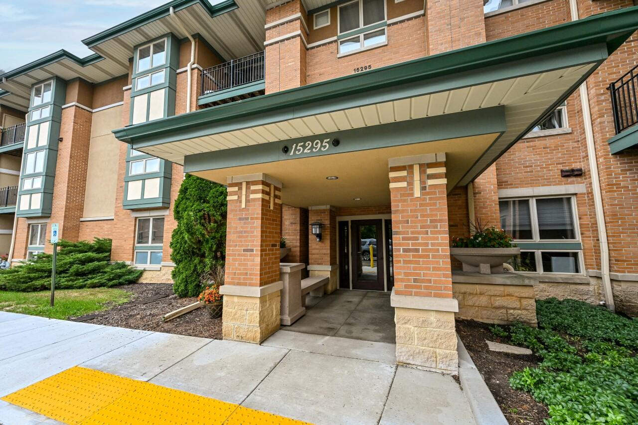 15295 W Library Ln #203, New Berlin, WI 53151