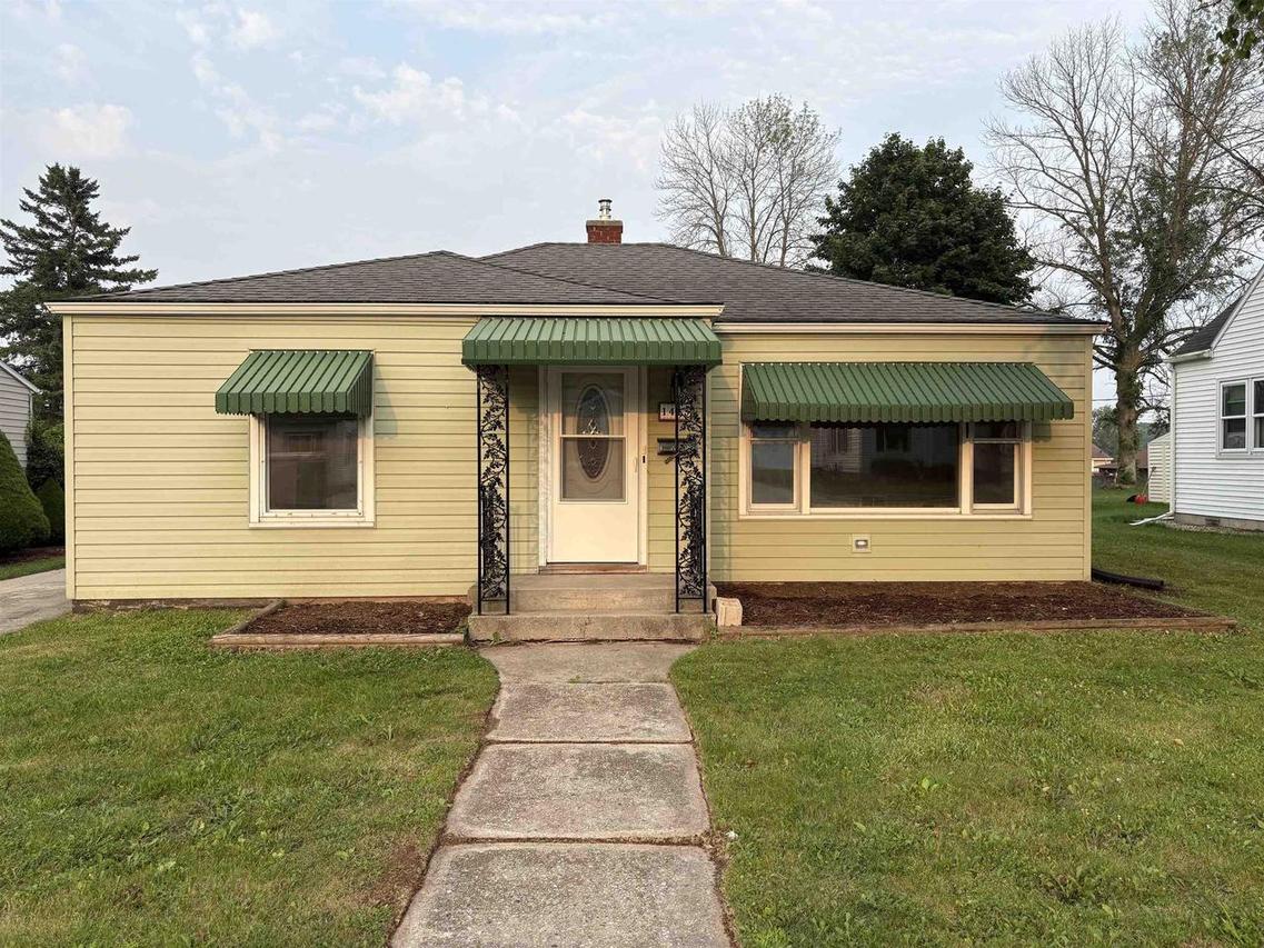 1413 N 6th St, Manitowoc, WI 54220